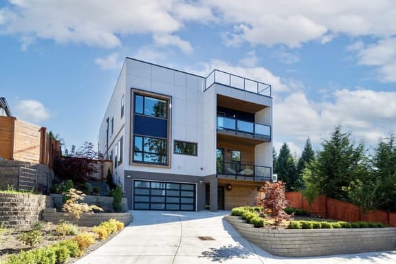 Modern Fortress w with 4 Decks, AC in all rooms, Gym
