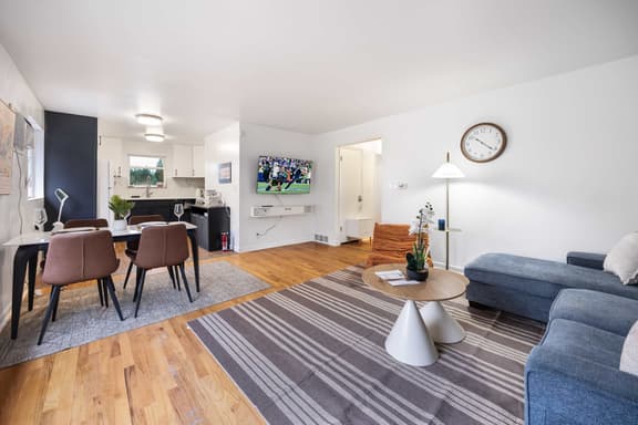 2BR Seattle Cozy Stay, AC, Near UW & Transit