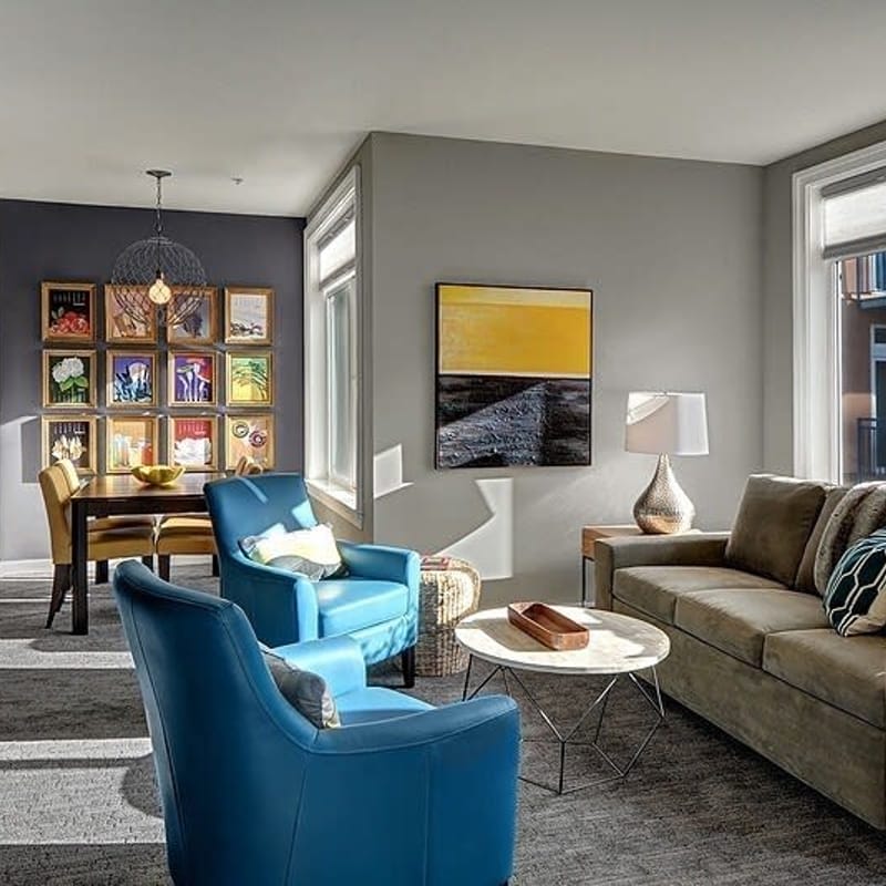 DT Designer's 2BR Condo Parking, Tub, Pool - 99 walk score