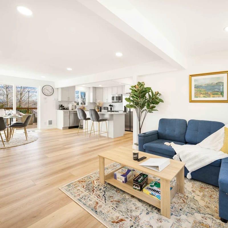 Step-Free 2BR Retreat w, Panoramic Views on Deck