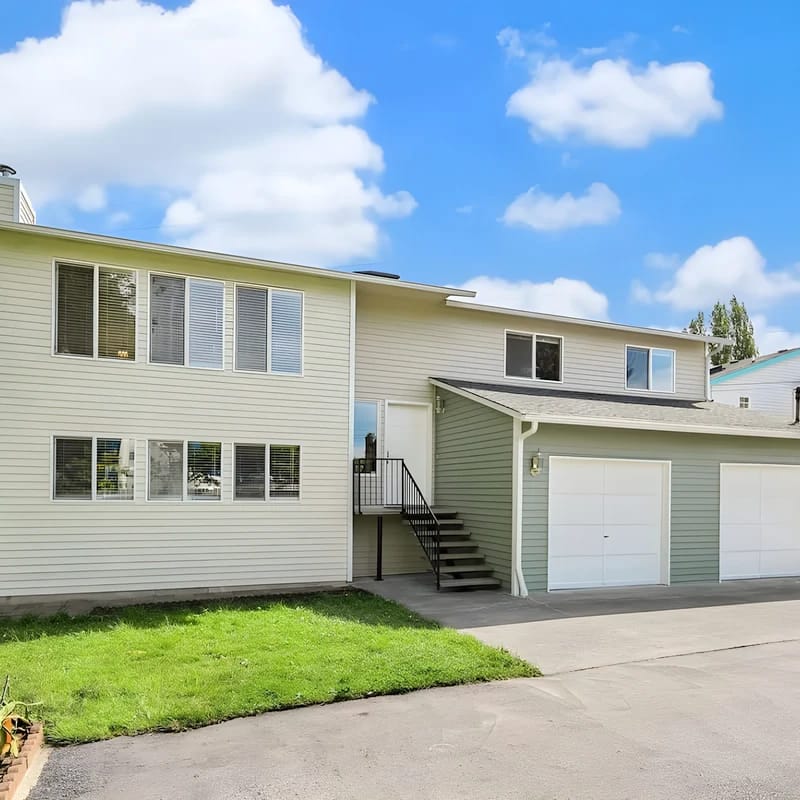 Colorful Family House w, Big Deck, 3 mins to I5